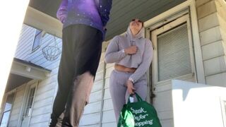 WANTED TO REWARD DELIVERY DRIVER FOR A FAST DELIVERY AND MADE HIM CUM EVEN FASTER - porn video